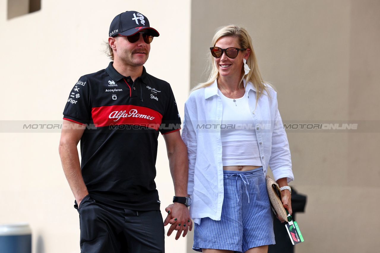 GP ABU DHABI, (L to R): Lewis Hamilton (GBR) Mercedes AMG F1 with girlfriend Tiffany Cromwell (AUS) Professional Cyclist.

25.11.2023. Formula 1 World Championship, Rd 23, Abu Dhabi Grand Prix, Yas Marina Circuit, Abu Dhabi, Qualifiche Day.

 - www.xpbimages.com, EMail: requests@xpbimages.com © Copyright: Coates / XPB Images