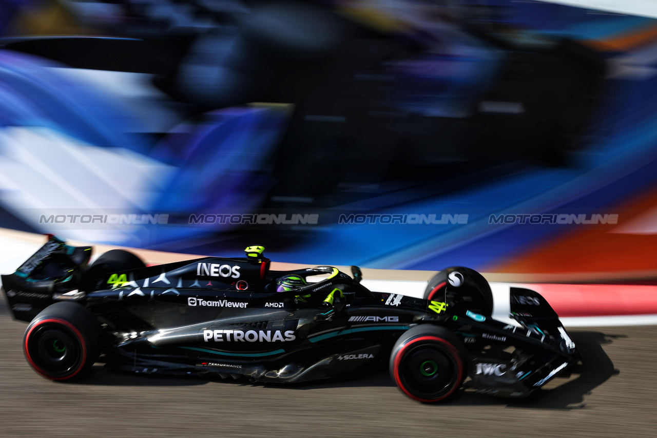 GP ABU DHABI, Lewis Hamilton (GBR) Mercedes AMG F1 W14.

25.11.2023. Formula 1 World Championship, Rd 23, Abu Dhabi Grand Prix, Yas Marina Circuit, Abu Dhabi, Qualifiche Day.

- www.xpbimages.com, EMail: requests@xpbimages.com © Copyright: Batchelor / XPB Images