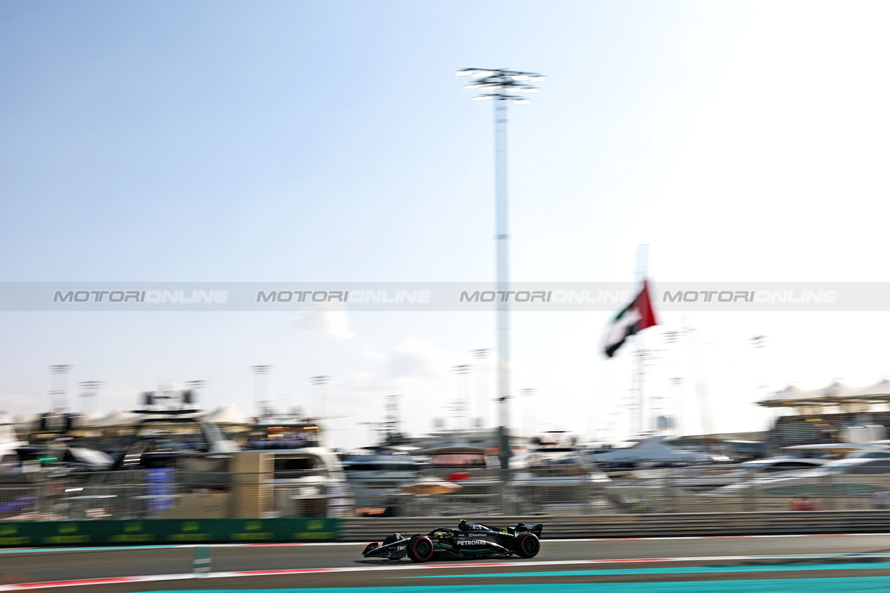 GP ABU DHABI, Lewis Hamilton (GBR) Mercedes AMG F1 W14.

25.11.2023. Formula 1 World Championship, Rd 23, Abu Dhabi Grand Prix, Yas Marina Circuit, Abu Dhabi, Qualifiche Day.

- www.xpbimages.com, EMail: requests@xpbimages.com © Copyright: Moy / XPB Images
