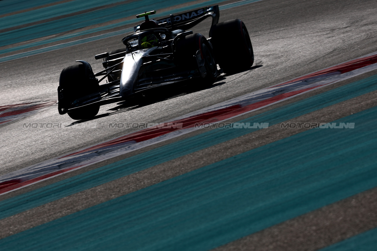 GP ABU DHABI, Lewis Hamilton (GBR) Mercedes AMG F1 W14.

25.11.2023. Formula 1 World Championship, Rd 23, Abu Dhabi Grand Prix, Yas Marina Circuit, Abu Dhabi, Qualifiche Day.

- www.xpbimages.com, EMail: requests@xpbimages.com © Copyright: Moy / XPB Images