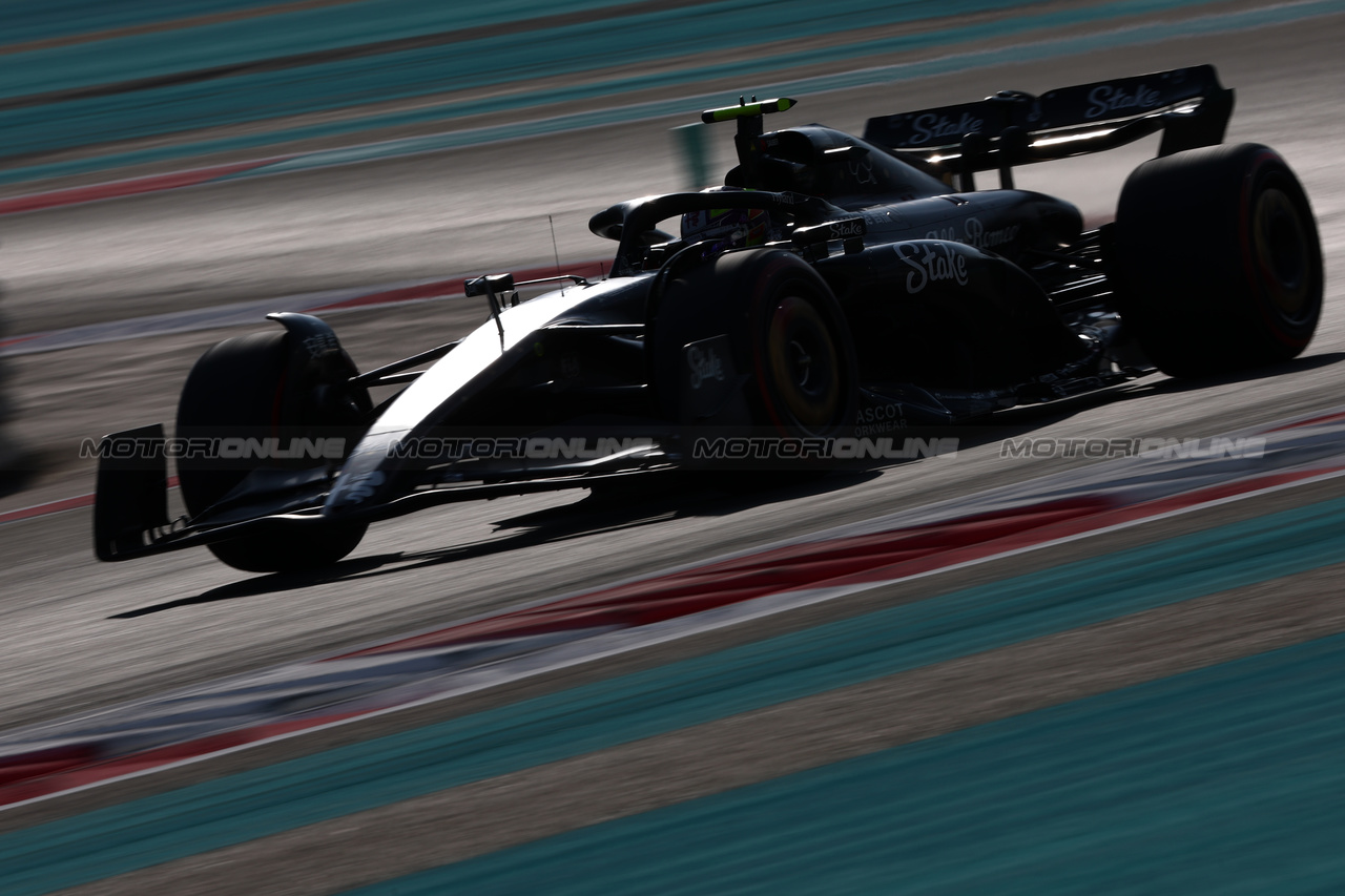 GP ABU DHABI, Zhou Guanyu (CHN) Alfa Romeo F1 Team C43.

25.11.2023. Formula 1 World Championship, Rd 23, Abu Dhabi Grand Prix, Yas Marina Circuit, Abu Dhabi, Qualifiche Day.

- www.xpbimages.com, EMail: requests@xpbimages.com © Copyright: Moy / XPB Images