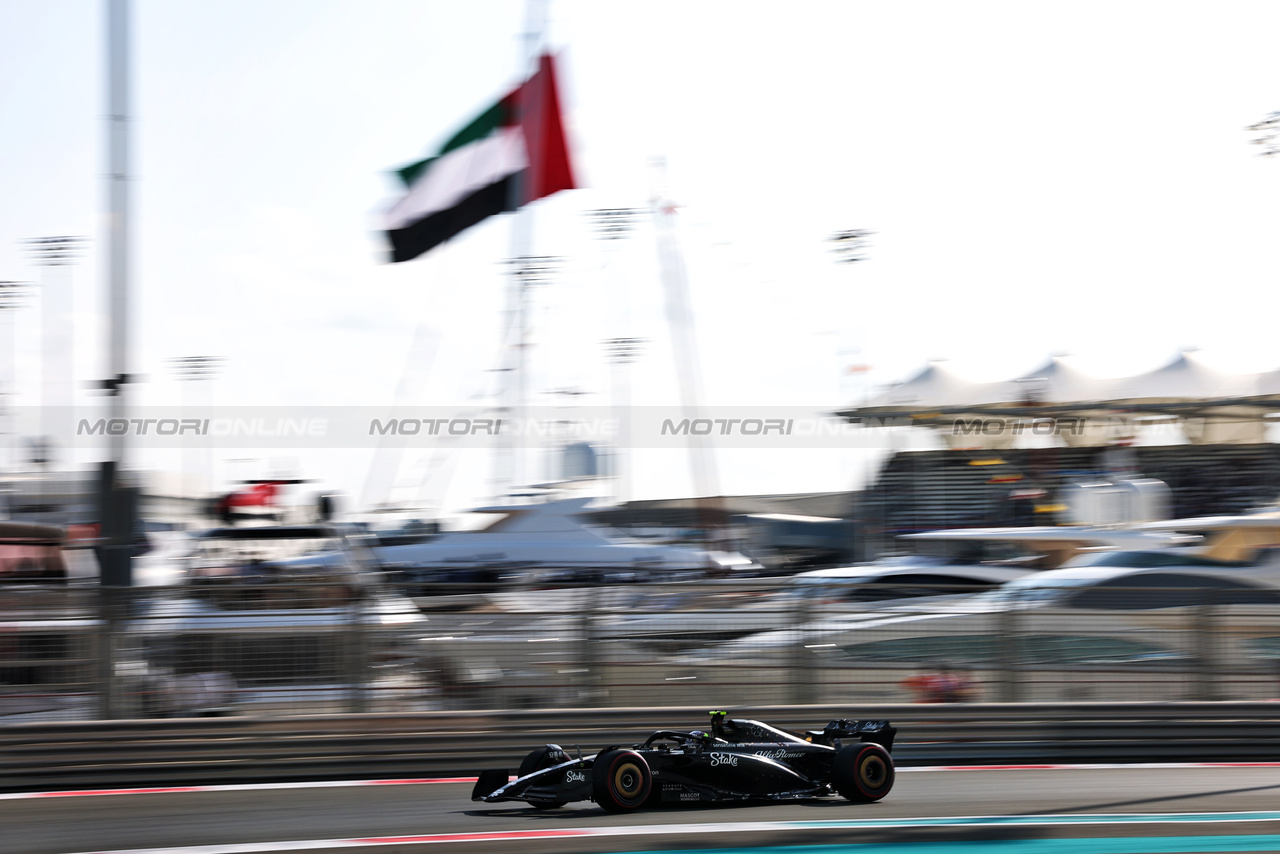 GP ABU DHABI, Zhou Guanyu (CHN) Alfa Romeo F1 Team C43.

25.11.2023. Formula 1 World Championship, Rd 23, Abu Dhabi Grand Prix, Yas Marina Circuit, Abu Dhabi, Qualifiche Day.

- www.xpbimages.com, EMail: requests@xpbimages.com © Copyright: Moy / XPB Images