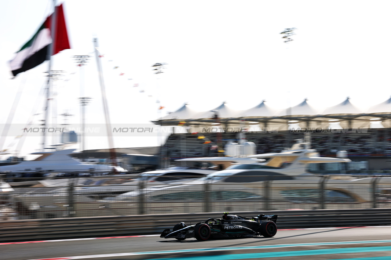 GP ABU DHABI, Lewis Hamilton (GBR) Mercedes AMG F1 W14.

25.11.2023. Formula 1 World Championship, Rd 23, Abu Dhabi Grand Prix, Yas Marina Circuit, Abu Dhabi, Qualifiche Day.

- www.xpbimages.com, EMail: requests@xpbimages.com © Copyright: Moy / XPB Images