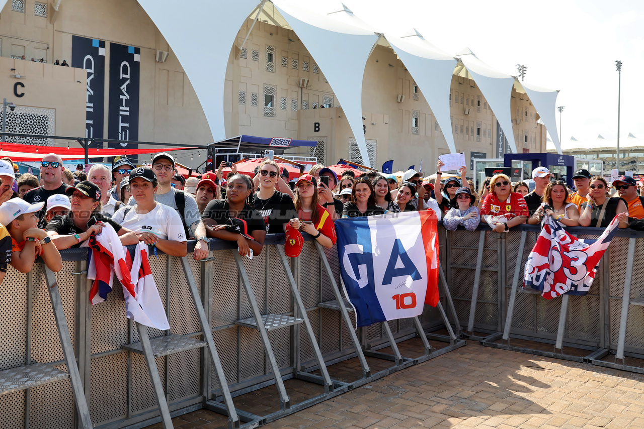 GP ABU DHABI, Circuit Atmosfera - fans at the FanZone Stage.

25.11.2023. Formula 1 World Championship, Rd 23, Abu Dhabi Grand Prix, Yas Marina Circuit, Abu Dhabi, Qualifiche Day.

- www.xpbimages.com, EMail: requests@xpbimages.com © Copyright: XPB Images