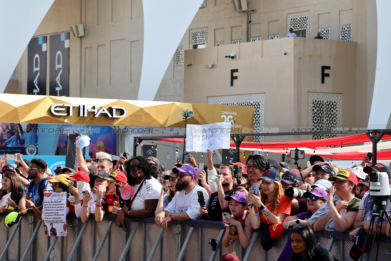 GP ABU DHABI, Circuit Atmosfera - fans at the FanZone Stage.

25.11.2023. Formula 1 World Championship, Rd 23, Abu Dhabi Grand Prix, Yas Marina Circuit, Abu Dhabi, Qualifiche Day.

- www.xpbimages.com, EMail: requests@xpbimages.com © Copyright: XPB Images