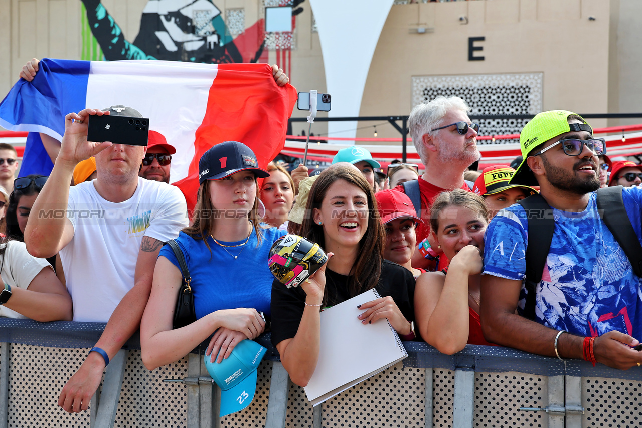 GP ABU DHABI, Circuit Atmosfera - fans at the FanZone Stage.

25.11.2023. Formula 1 World Championship, Rd 23, Abu Dhabi Grand Prix, Yas Marina Circuit, Abu Dhabi, Qualifiche Day.

- www.xpbimages.com, EMail: requests@xpbimages.com © Copyright: XPB Images