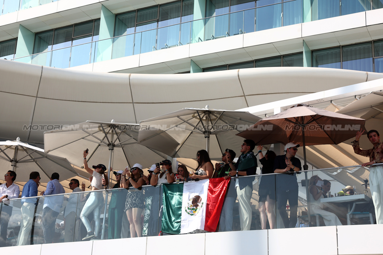 GP ABU DHABI, Circuit Atmosfera - fans.

25.11.2023. Formula 1 World Championship, Rd 23, Abu Dhabi Grand Prix, Yas Marina Circuit, Abu Dhabi, Qualifiche Day.

 - www.xpbimages.com, EMail: requests@xpbimages.com © Copyright: Coates / XPB Images