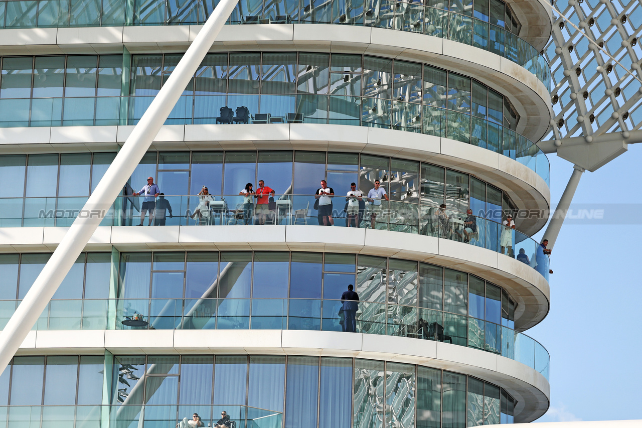 GP ABU DHABI, Circuit Atmosfera - fans.

25.11.2023. Formula 1 World Championship, Rd 23, Abu Dhabi Grand Prix, Yas Marina Circuit, Abu Dhabi, Qualifiche Day.

- www.xpbimages.com, EMail: requests@xpbimages.com © Copyright: Moy / XPB Images
