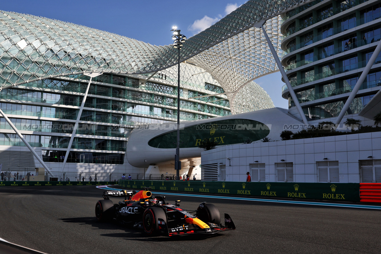 GP ABU DHABI, Max Verstappen (NLD) Red Bull Racing RB19.

25.11.2023. Formula 1 World Championship, Rd 23, Abu Dhabi Grand Prix, Yas Marina Circuit, Abu Dhabi, Qualifiche Day.

- www.xpbimages.com, EMail: requests@xpbimages.com © Copyright: Moy / XPB Images