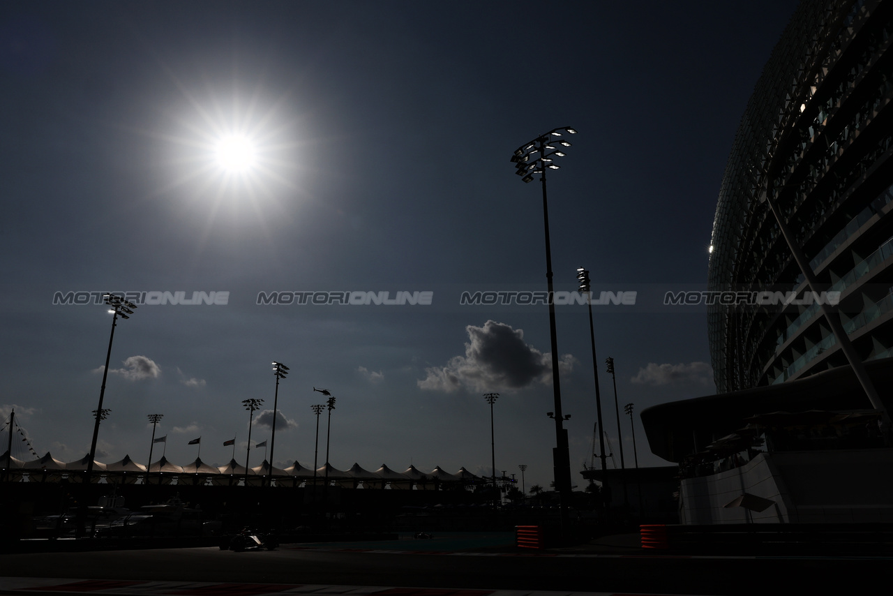 GP ABU DHABI, Sergio Perez (MEX) Red Bull Racing RB19.

25.11.2023. Formula 1 World Championship, Rd 23, Abu Dhabi Grand Prix, Yas Marina Circuit, Abu Dhabi, Qualifiche Day.

- www.xpbimages.com, EMail: requests@xpbimages.com © Copyright: Moy / XPB Images