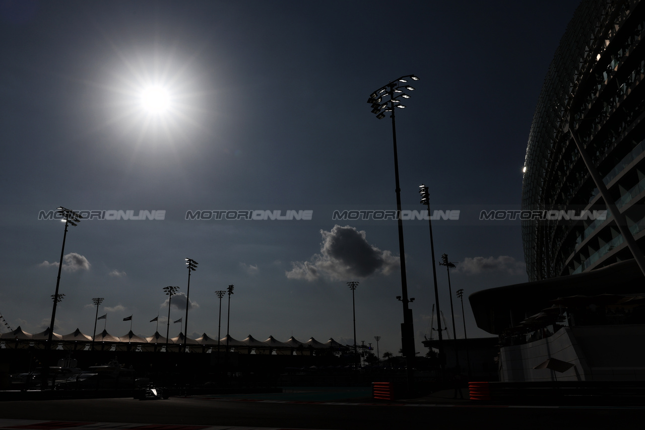 GP ABU DHABI, Daniel Ricciardo (AUS) AlphaTauri AT04.

25.11.2023. Formula 1 World Championship, Rd 23, Abu Dhabi Grand Prix, Yas Marina Circuit, Abu Dhabi, Qualifiche Day.

- www.xpbimages.com, EMail: requests@xpbimages.com © Copyright: Moy / XPB Images