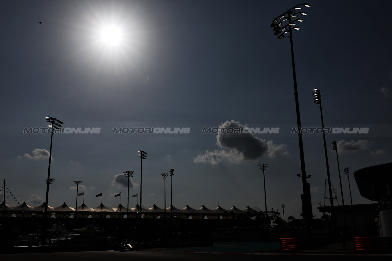 GP ABU DHABI, Max Verstappen (NLD) Red Bull Racing RB19.

25.11.2023. Formula 1 World Championship, Rd 23, Abu Dhabi Grand Prix, Yas Marina Circuit, Abu Dhabi, Qualifiche Day.

- www.xpbimages.com, EMail: requests@xpbimages.com © Copyright: Moy / XPB Images