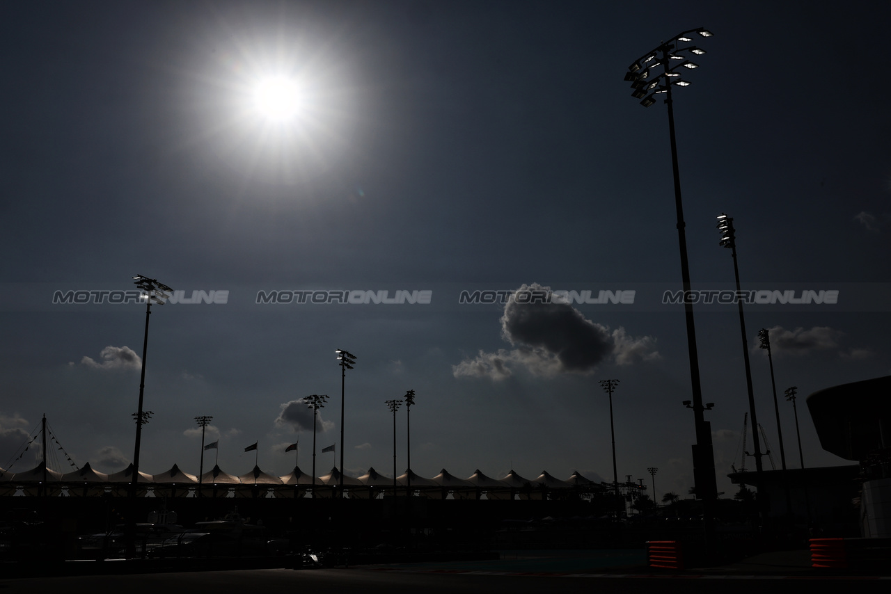 GP ABU DHABI, Zhou Guanyu (CHN) Alfa Romeo F1 Team C43.

25.11.2023. Formula 1 World Championship, Rd 23, Abu Dhabi Grand Prix, Yas Marina Circuit, Abu Dhabi, Qualifiche Day.

- www.xpbimages.com, EMail: requests@xpbimages.com © Copyright: Moy / XPB Images