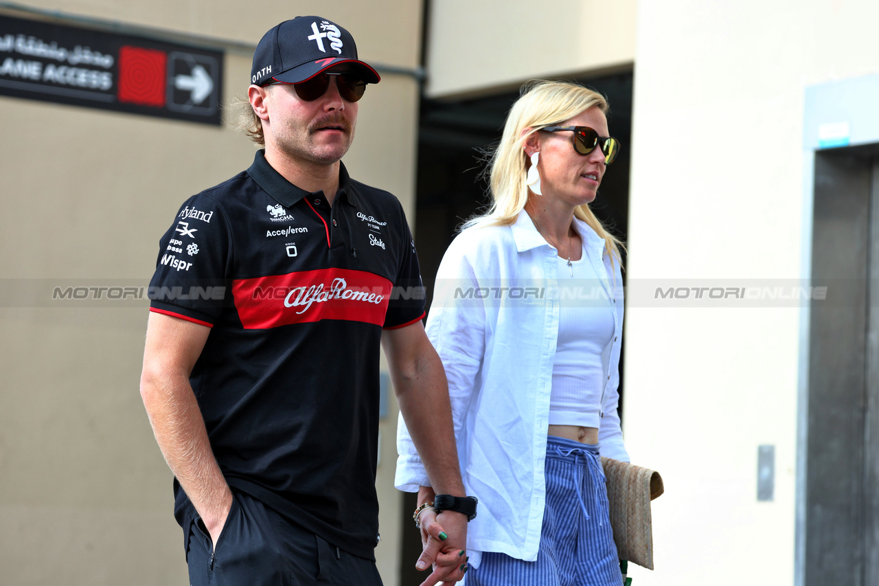 GP ABU DHABI, (L to R): Lewis Hamilton (GBR) Mercedes AMG F1 with girlfriend Tiffany Cromwell (AUS) Professional Cyclist.

25.11.2023. Formula 1 World Championship, Rd 23, Abu Dhabi Grand Prix, Yas Marina Circuit, Abu Dhabi, Qualifiche Day.

 - www.xpbimages.com, EMail: requests@xpbimages.com © Copyright: Coates / XPB Images