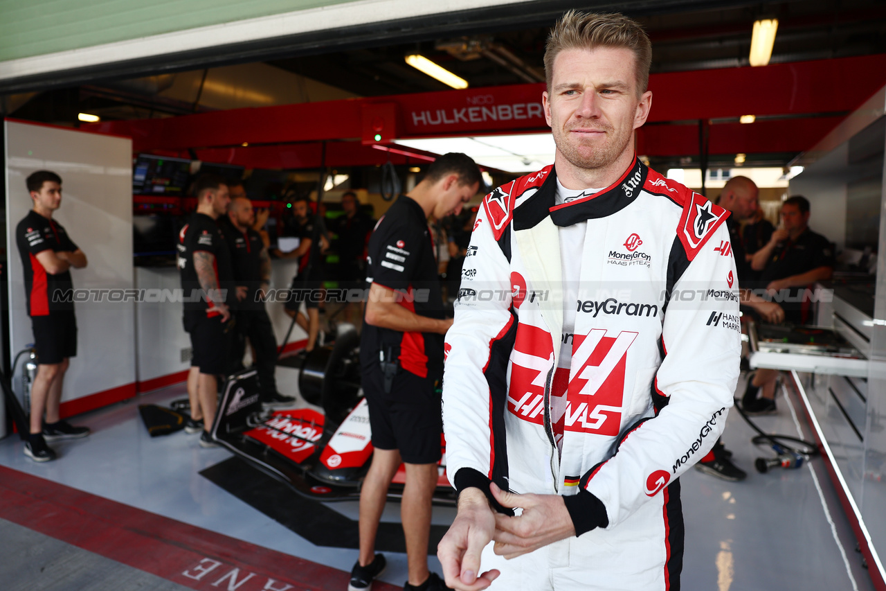 GP ABU DHABI, Nico Hulkenberg (GER) Haas F1 Team.

25.11.2023. Formula 1 World Championship, Rd 23, Abu Dhabi Grand Prix, Yas Marina Circuit, Abu Dhabi, Qualifiche Day.

- www.xpbimages.com, EMail: requests@xpbimages.com © Copyright: Batchelor / XPB Images