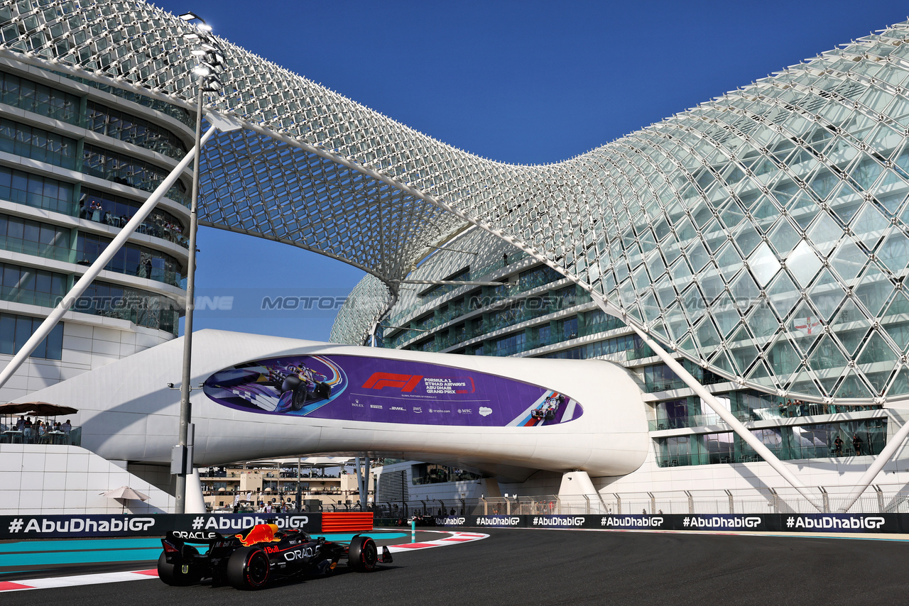 GP ABU DHABI, Max Verstappen (NLD) Red Bull Racing RB19.

25.11.2023. Formula 1 World Championship, Rd 23, Abu Dhabi Grand Prix, Yas Marina Circuit, Abu Dhabi, Qualifiche Day.

- www.xpbimages.com, EMail: requests@xpbimages.com © Copyright: Moy / XPB Images