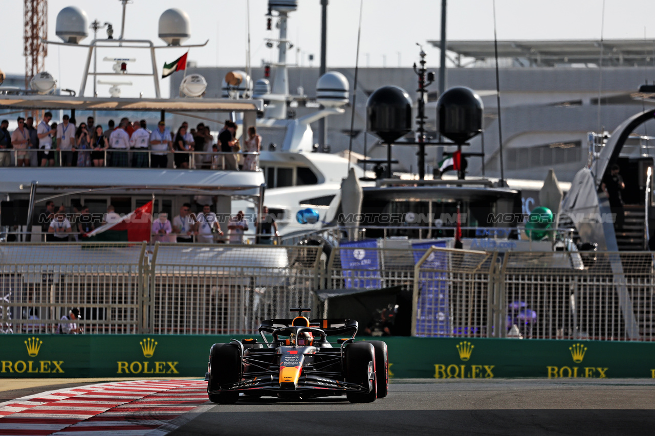 GP ABU DHABI, Max Verstappen (NLD) Red Bull Racing RB19.

25.11.2023. Formula 1 World Championship, Rd 23, Abu Dhabi Grand Prix, Yas Marina Circuit, Abu Dhabi, Qualifiche Day.

- www.xpbimages.com, EMail: requests@xpbimages.com © Copyright: Moy / XPB Images