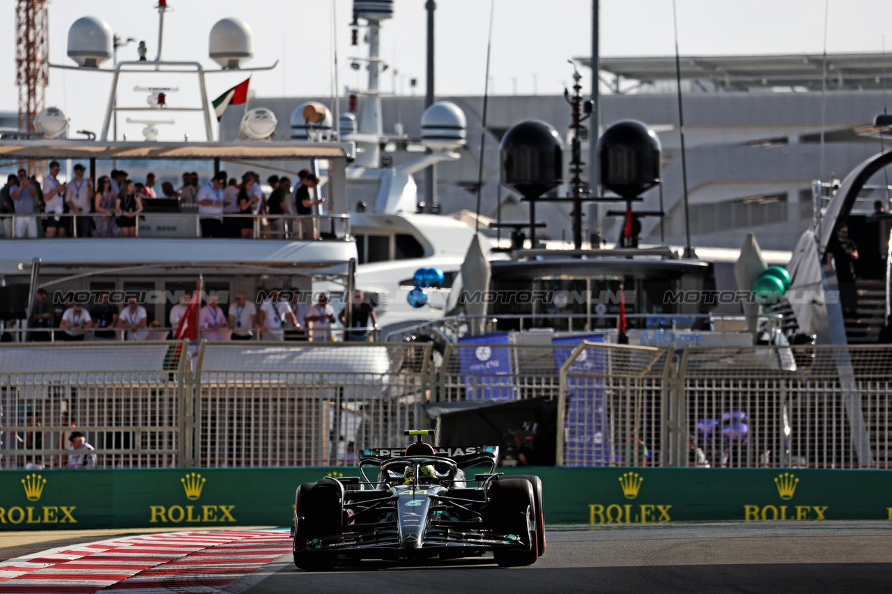GP ABU DHABI, Lewis Hamilton (GBR) Mercedes AMG F1 W14.

25.11.2023. Formula 1 World Championship, Rd 23, Abu Dhabi Grand Prix, Yas Marina Circuit, Abu Dhabi, Qualifiche Day.

- www.xpbimages.com, EMail: requests@xpbimages.com © Copyright: Moy / XPB Images