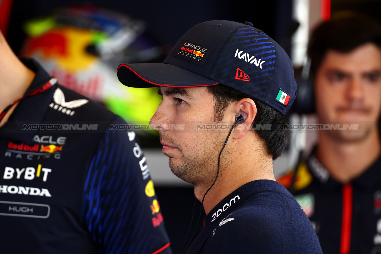 GP ABU DHABI, Sergio Perez (MEX) Red Bull Racing.

25.11.2023. Formula 1 World Championship, Rd 23, Abu Dhabi Grand Prix, Yas Marina Circuit, Abu Dhabi, Qualifiche Day.

- www.xpbimages.com, EMail: requests@xpbimages.com © Copyright: Batchelor / XPB Images