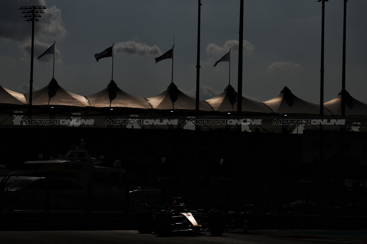 GP ABU DHABI, Max Verstappen (NLD) Red Bull Racing RB19.

25.11.2023. Formula 1 World Championship, Rd 23, Abu Dhabi Grand Prix, Yas Marina Circuit, Abu Dhabi, Qualifiche Day.

- www.xpbimages.com, EMail: requests@xpbimages.com © Copyright: Moy / XPB Images