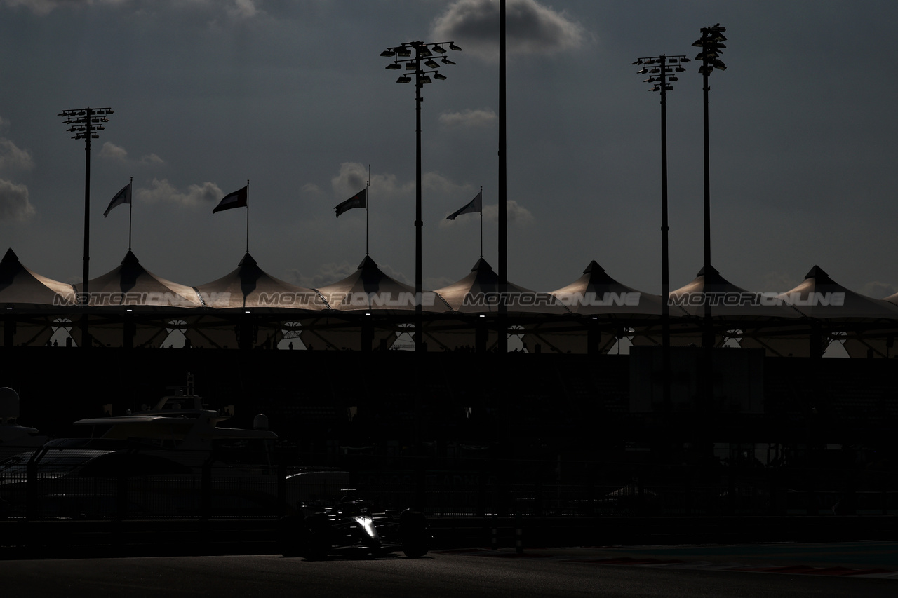 GP ABU DHABI, Lewis Hamilton (GBR) Mercedes AMG F1 W14.

25.11.2023. Formula 1 World Championship, Rd 23, Abu Dhabi Grand Prix, Yas Marina Circuit, Abu Dhabi, Qualifiche Day.

- www.xpbimages.com, EMail: requests@xpbimages.com © Copyright: Moy / XPB Images