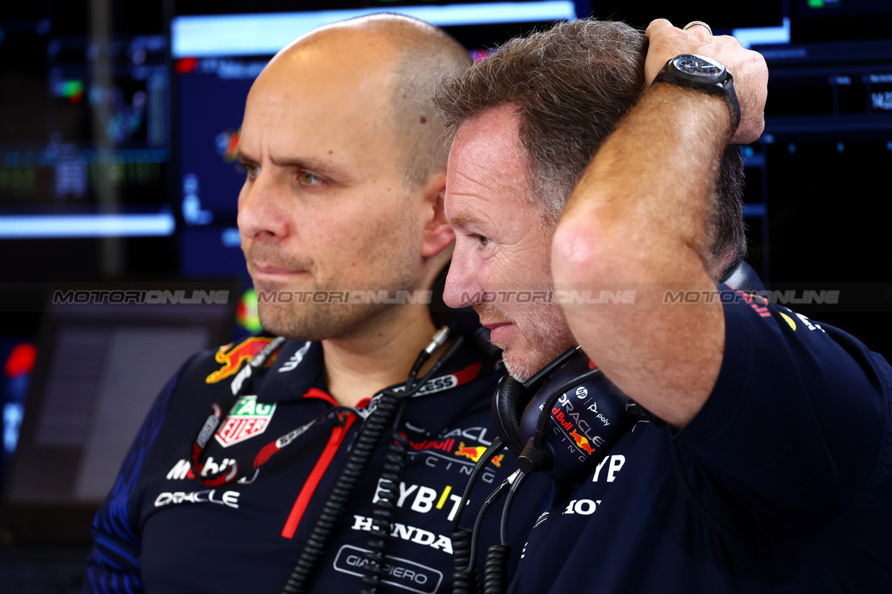 GP ABU DHABI, Christian Horner (GBR) Red Bull Racing Team Principal with Gianpiero Lambiase (ITA) Red Bull Racing Engineer.

25.11.2023. Formula 1 World Championship, Rd 23, Abu Dhabi Grand Prix, Yas Marina Circuit, Abu Dhabi, Qualifiche Day.

- www.xpbimages.com, EMail: requests@xpbimages.com © Copyright: Batchelor / XPB Images