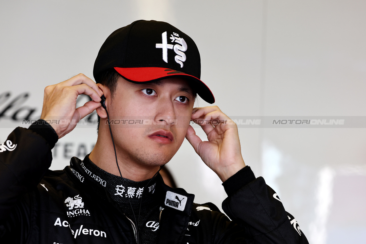 GP ABU DHABI, Zhou Guanyu (CHN) Alfa Romeo F1 Team.

25.11.2023. Formula 1 World Championship, Rd 23, Abu Dhabi Grand Prix, Yas Marina Circuit, Abu Dhabi, Qualifiche Day.

- www.xpbimages.com, EMail: requests@xpbimages.com © Copyright: Moy / XPB Images