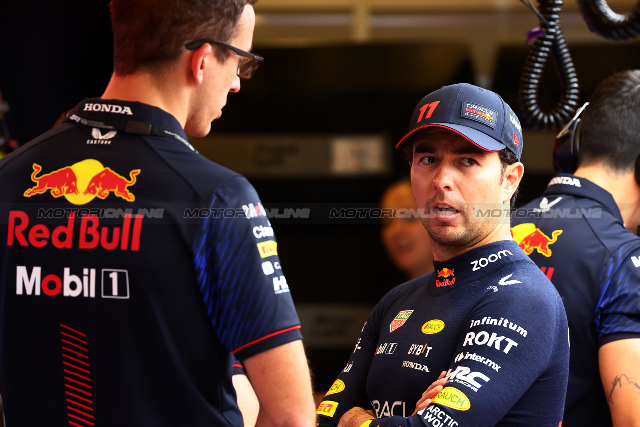 GP ABU DHABI, Sergio Perez (MEX) Red Bull Racing.

25.11.2023. Formula 1 World Championship, Rd 23, Abu Dhabi Grand Prix, Yas Marina Circuit, Abu Dhabi, Qualifiche Day.

- www.xpbimages.com, EMail: requests@xpbimages.com © Copyright: Batchelor / XPB Images