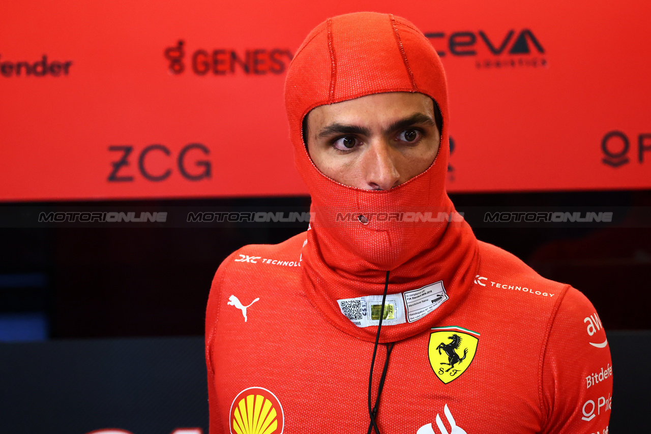 GP ABU DHABI, Carlos Sainz Jr (ESP) Ferrari.

25.11.2023. Formula 1 World Championship, Rd 23, Abu Dhabi Grand Prix, Yas Marina Circuit, Abu Dhabi, Qualifiche Day.

- www.xpbimages.com, EMail: requests@xpbimages.com © Copyright: Batchelor / XPB Images