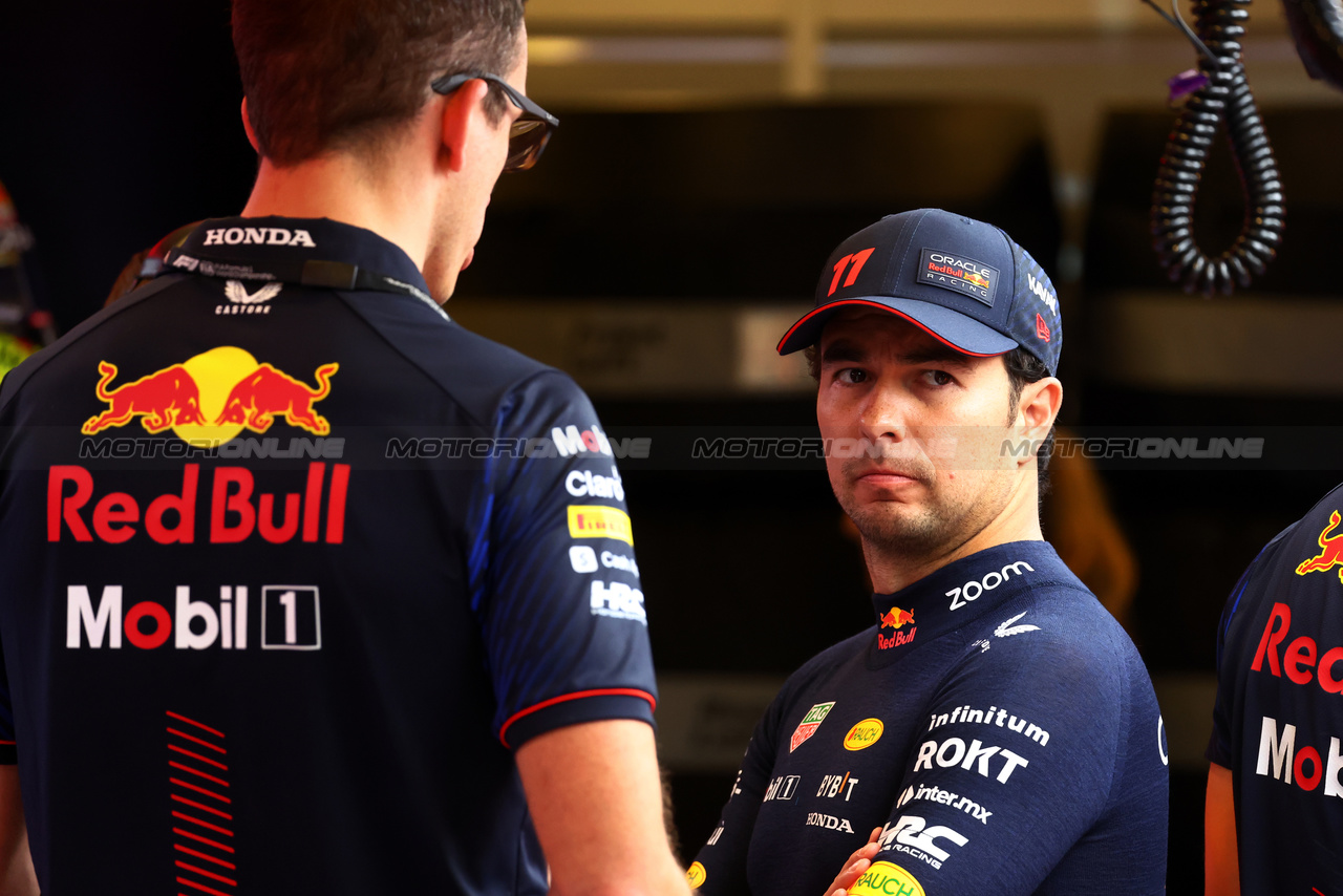 GP ABU DHABI, Sergio Perez (MEX) Red Bull Racing.

25.11.2023. Formula 1 World Championship, Rd 23, Abu Dhabi Grand Prix, Yas Marina Circuit, Abu Dhabi, Qualifiche Day.

- www.xpbimages.com, EMail: requests@xpbimages.com © Copyright: Batchelor / XPB Images
