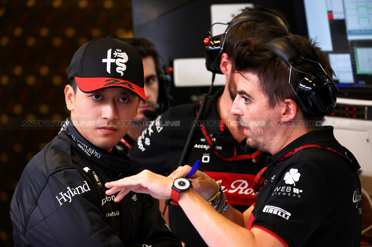 GP ABU DHABI, Zhou Guanyu (CHN) Alfa Romeo F1 Team.

25.11.2023. Formula 1 World Championship, Rd 23, Abu Dhabi Grand Prix, Yas Marina Circuit, Abu Dhabi, Qualifiche Day.

 - www.xpbimages.com, EMail: requests@xpbimages.com © Copyright: Coates / XPB Images