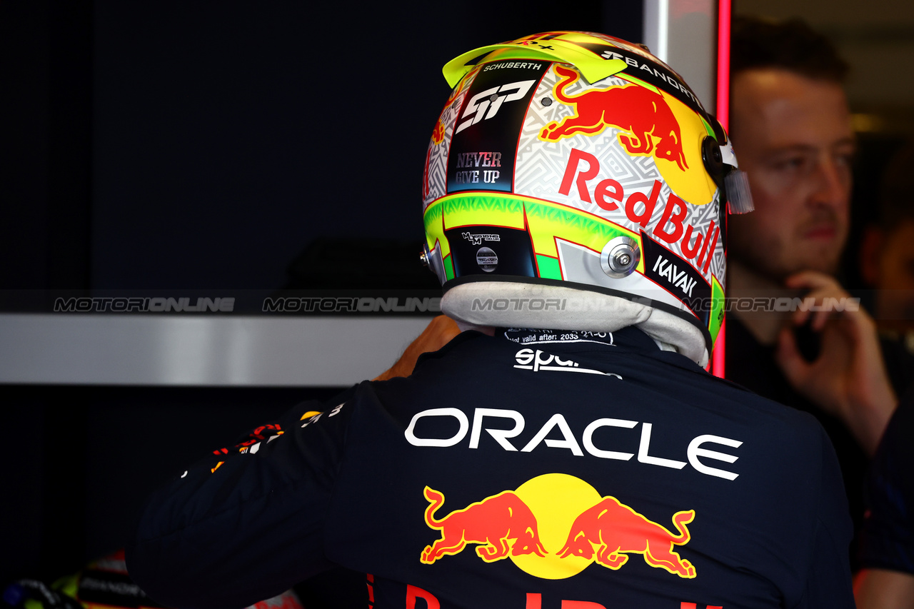 GP ABU DHABI, Sergio Perez (MEX) Red Bull Racing.

25.11.2023. Formula 1 World Championship, Rd 23, Abu Dhabi Grand Prix, Yas Marina Circuit, Abu Dhabi, Qualifiche Day.

- www.xpbimages.com, EMail: requests@xpbimages.com © Copyright: Batchelor / XPB Images