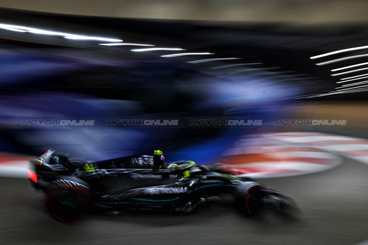 GP ABU DHABI, Lewis Hamilton (GBR) Mercedes AMG F1 W14.

25.11.2023. Formula 1 World Championship, Rd 23, Abu Dhabi Grand Prix, Yas Marina Circuit, Abu Dhabi, Qualifiche Day.

 - www.xpbimages.com, EMail: requests@xpbimages.com © Copyright: Coates / XPB Images