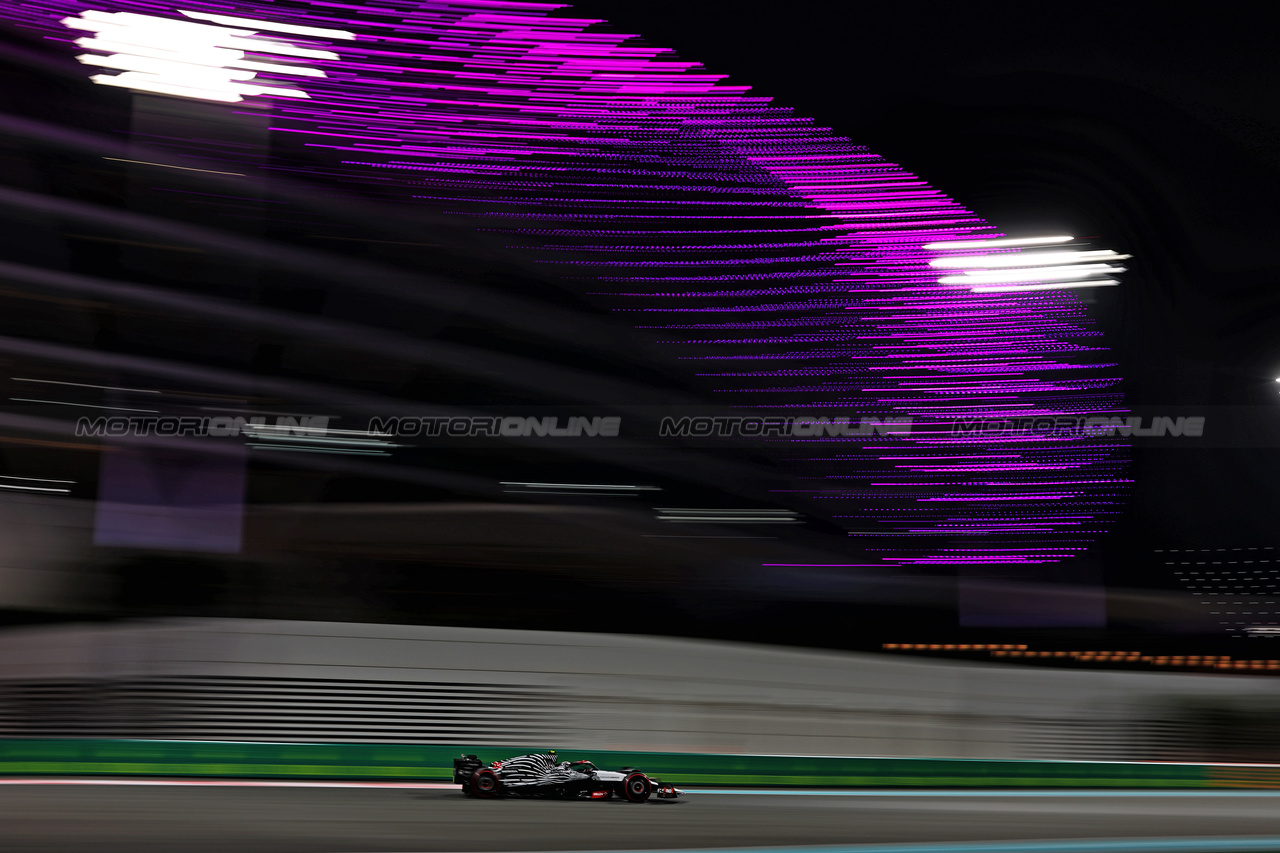 GP ABU DHABI, Yuki Tsunoda (JPN) AlphaTauri AT04.

25.11.2023. Formula 1 World Championship, Rd 23, Abu Dhabi Grand Prix, Yas Marina Circuit, Abu Dhabi, Qualifiche Day.

- www.xpbimages.com, EMail: requests@xpbimages.com © Copyright: Charniaux / XPB Images