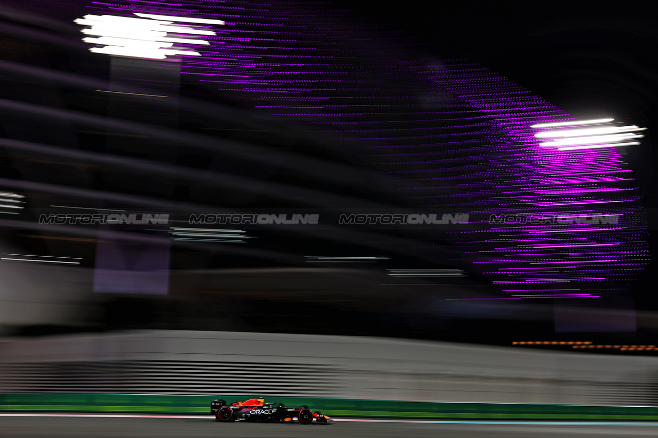 GP ABU DHABI, Sergio Perez (MEX) Red Bull Racing RB19.

25.11.2023. Formula 1 World Championship, Rd 23, Abu Dhabi Grand Prix, Yas Marina Circuit, Abu Dhabi, Qualifiche Day.

- www.xpbimages.com, EMail: requests@xpbimages.com © Copyright: Charniaux / XPB Images