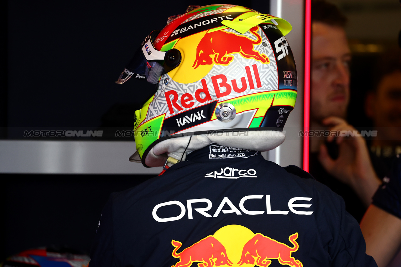 GP ABU DHABI, Sergio Perez (MEX) Red Bull Racing.

25.11.2023. Formula 1 World Championship, Rd 23, Abu Dhabi Grand Prix, Yas Marina Circuit, Abu Dhabi, Qualifiche Day.

- www.xpbimages.com, EMail: requests@xpbimages.com © Copyright: Batchelor / XPB Images