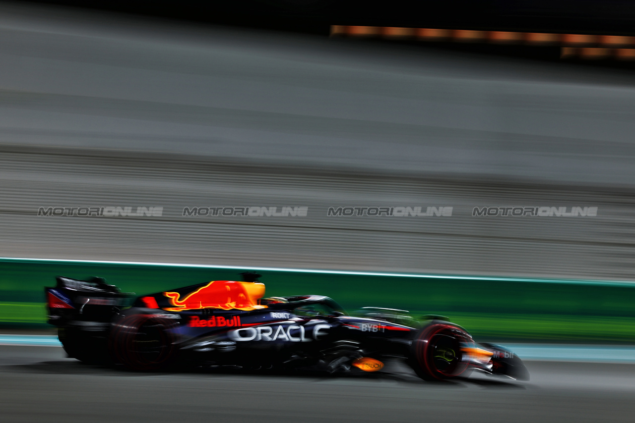 GP ABU DHABI, Max Verstappen (NLD) Red Bull Racing RB19.

25.11.2023. Formula 1 World Championship, Rd 23, Abu Dhabi Grand Prix, Yas Marina Circuit, Abu Dhabi, Qualifiche Day.

- www.xpbimages.com, EMail: requests@xpbimages.com © Copyright: Charniaux / XPB Images