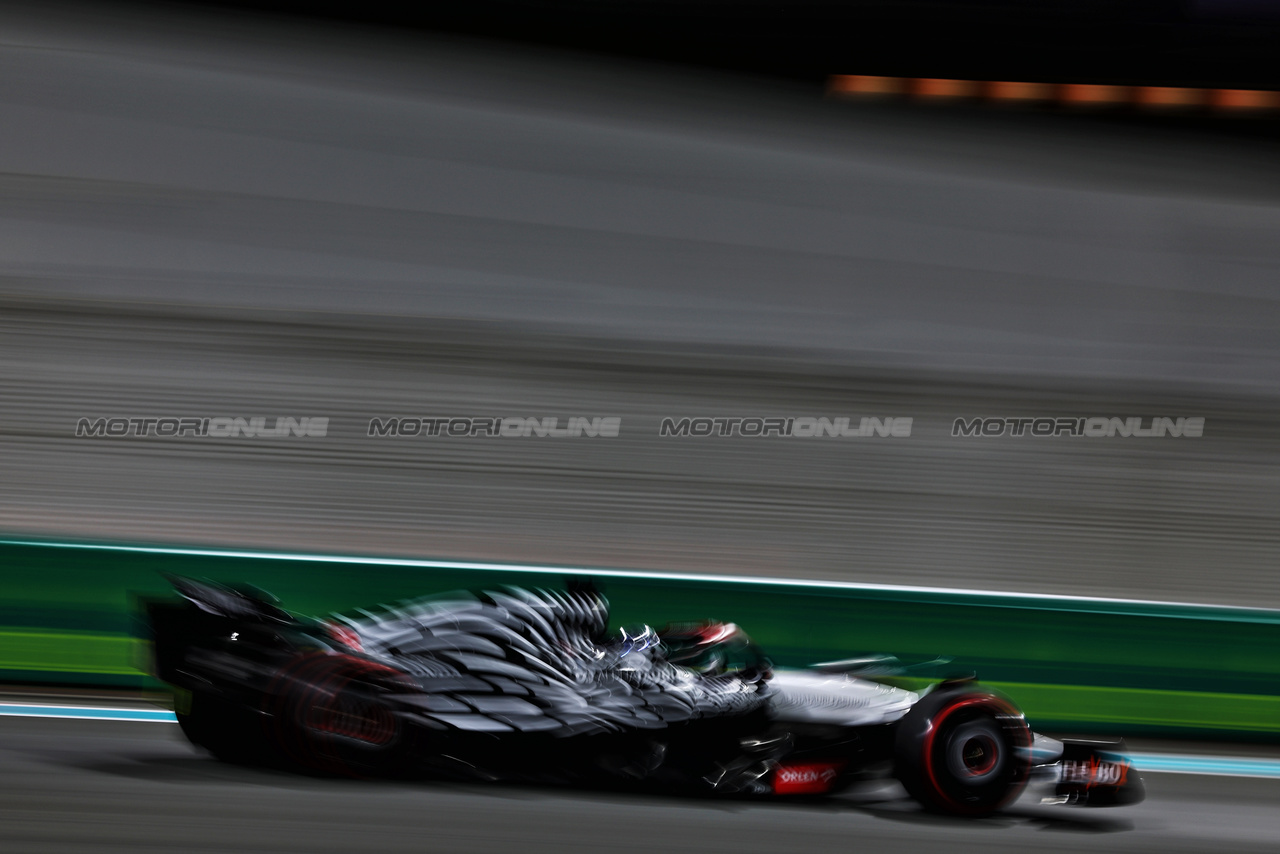 GP ABU DHABI, Daniel Ricciardo (AUS) AlphaTauri AT04.

25.11.2023. Formula 1 World Championship, Rd 23, Abu Dhabi Grand Prix, Yas Marina Circuit, Abu Dhabi, Qualifiche Day.

- www.xpbimages.com, EMail: requests@xpbimages.com © Copyright: Charniaux / XPB Images