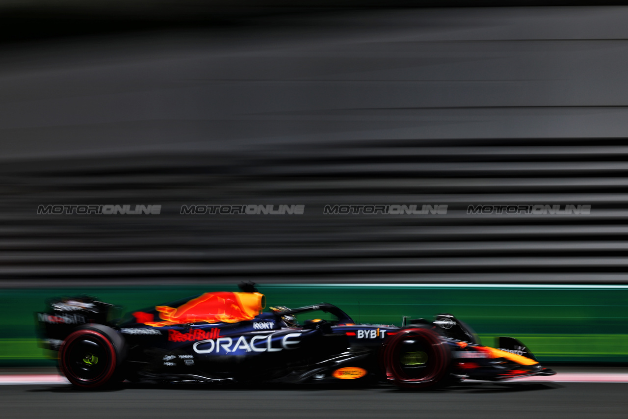 GP ABU DHABI, Max Verstappen (NLD) Red Bull Racing RB19.

25.11.2023. Formula 1 World Championship, Rd 23, Abu Dhabi Grand Prix, Yas Marina Circuit, Abu Dhabi, Qualifiche Day.

- www.xpbimages.com, EMail: requests@xpbimages.com © Copyright: Charniaux / XPB Images