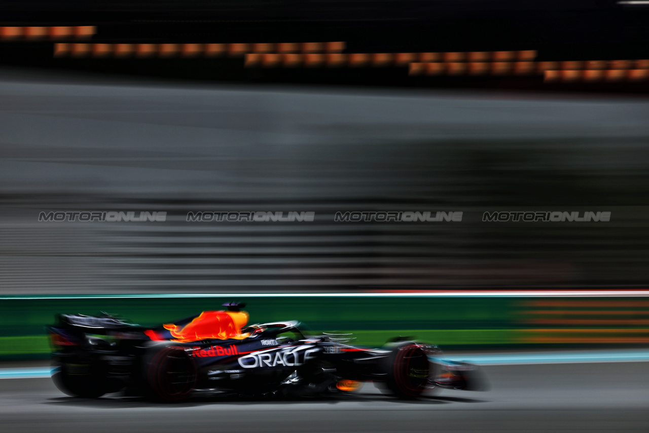 GP ABU DHABI, Max Verstappen (NLD) Red Bull Racing RB19.

25.11.2023. Formula 1 World Championship, Rd 23, Abu Dhabi Grand Prix, Yas Marina Circuit, Abu Dhabi, Qualifiche Day.

- www.xpbimages.com, EMail: requests@xpbimages.com © Copyright: Charniaux / XPB Images