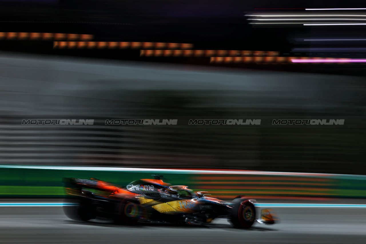 GP ABU DHABI, Oscar Piastri (AUS) McLaren MCL60.

25.11.2023. Formula 1 World Championship, Rd 23, Abu Dhabi Grand Prix, Yas Marina Circuit, Abu Dhabi, Qualifiche Day.

- www.xpbimages.com, EMail: requests@xpbimages.com © Copyright: Charniaux / XPB Images
