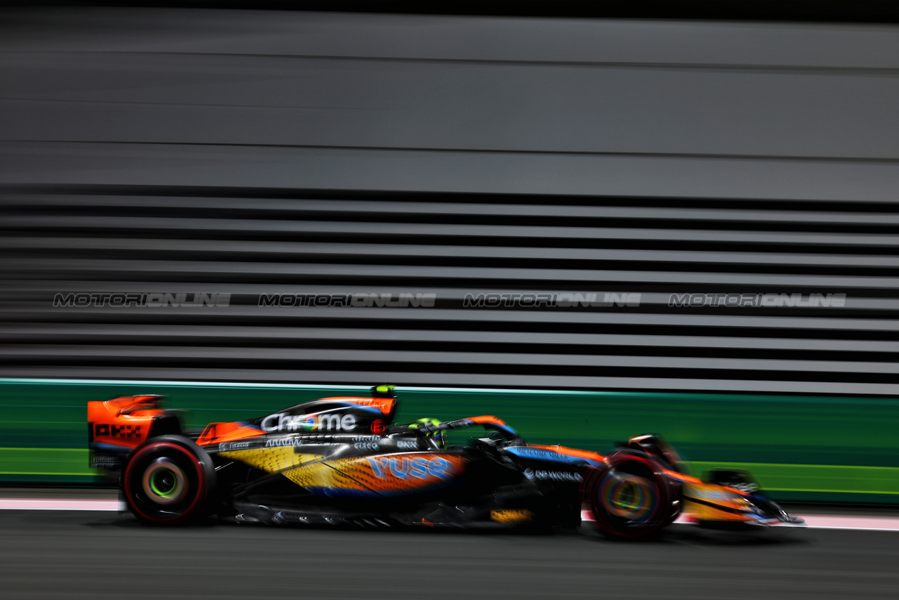 GP ABU DHABI, Lando Norris (GBR) McLaren MCL60.

25.11.2023. Formula 1 World Championship, Rd 23, Abu Dhabi Grand Prix, Yas Marina Circuit, Abu Dhabi, Qualifiche Day.

- www.xpbimages.com, EMail: requests@xpbimages.com © Copyright: Charniaux / XPB Images