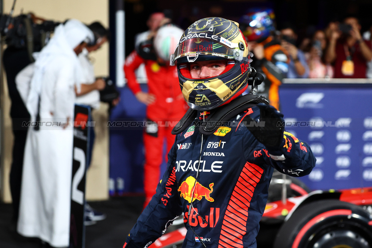 GP ABU DHABI, Max Verstappen (NLD) Red Bull Racing celebrates his pole position in qualifying parc ferme.

25.11.2023. Formula 1 World Championship, Rd 23, Abu Dhabi Grand Prix, Yas Marina Circuit, Abu Dhabi, Qualifiche Day.

- www.xpbimages.com, EMail: requests@xpbimages.com © Copyright: Batchelor / XPB Images