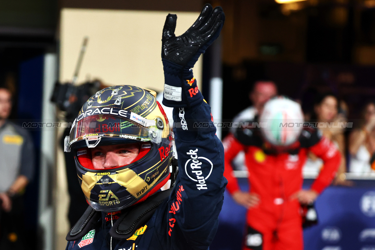 GP ABU DHABI, Max Verstappen (NLD) Red Bull Racing celebrates his pole position in qualifying parc ferme.

25.11.2023. Formula 1 World Championship, Rd 23, Abu Dhabi Grand Prix, Yas Marina Circuit, Abu Dhabi, Qualifiche Day.

- www.xpbimages.com, EMail: requests@xpbimages.com © Copyright: Batchelor / XPB Images