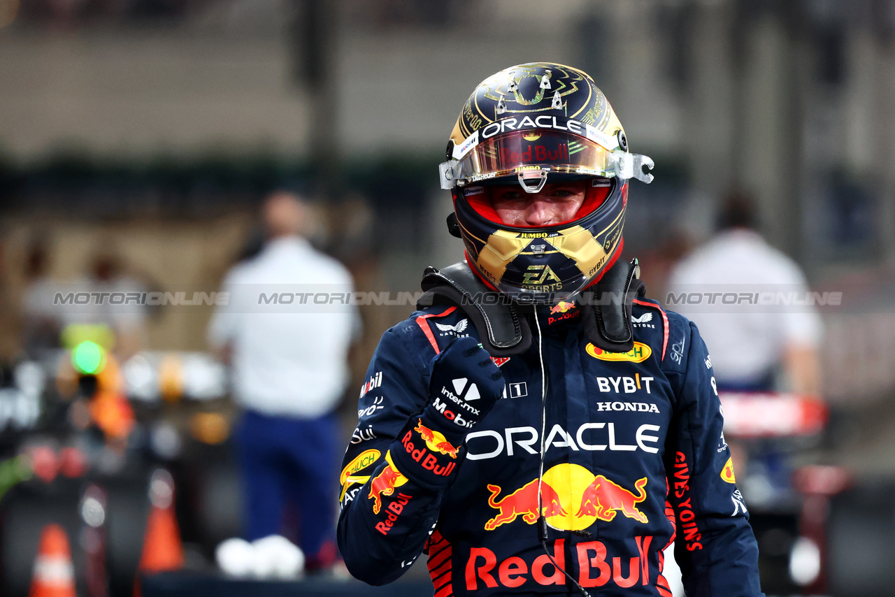 GP ABU DHABI, Max Verstappen (NLD) Red Bull Racing celebrates his pole position in qualifying parc ferme.

25.11.2023. Formula 1 World Championship, Rd 23, Abu Dhabi Grand Prix, Yas Marina Circuit, Abu Dhabi, Qualifiche Day.

- www.xpbimages.com, EMail: requests@xpbimages.com © Copyright: Charniaux / XPB Images