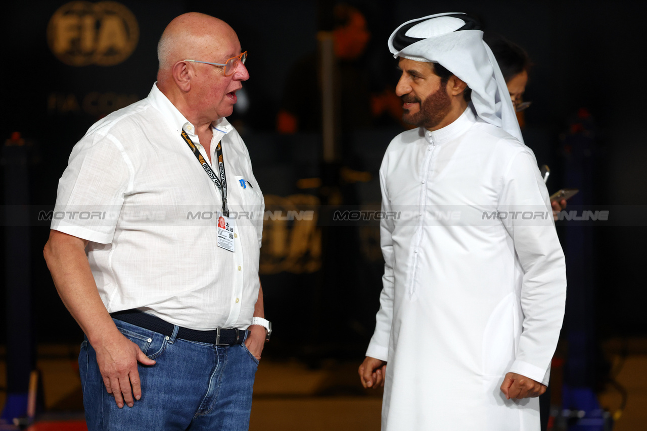 GP ABU DHABI, (L to R): Dieter Rencken (RSA) Motorsport Adviser to FIA President with Mohammed Bin Sulayem (UAE) FIA President.

25.11.2023. Formula 1 World Championship, Rd 23, Abu Dhabi Grand Prix, Yas Marina Circuit, Abu Dhabi, Qualifiche Day.

- www.xpbimages.com, EMail: requests@xpbimages.com © Copyright: Batchelor / XPB Images