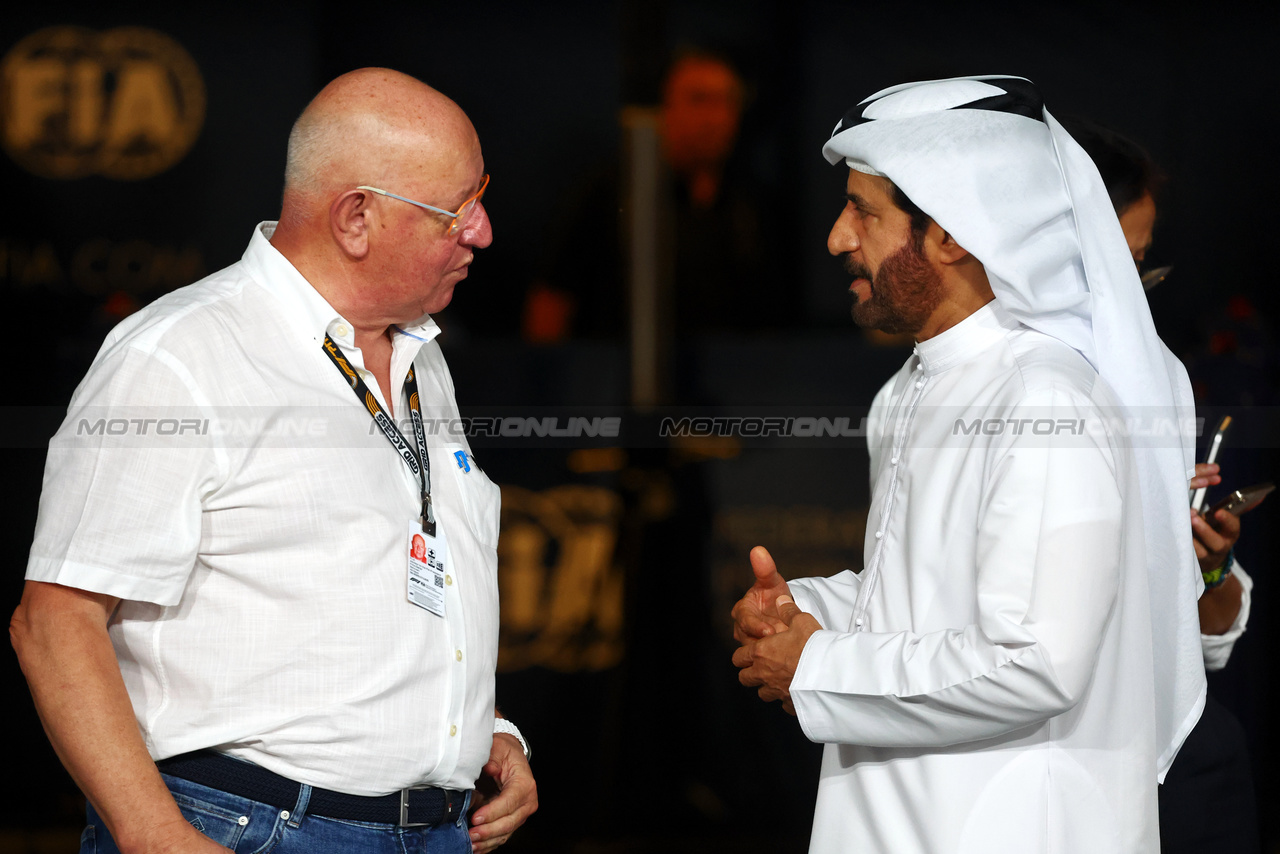 GP ABU DHABI, (L to R): Dieter Rencken (RSA) Motorsport Adviser to FIA President with Mohammed Bin Sulayem (UAE) FIA President.

25.11.2023. Formula 1 World Championship, Rd 23, Abu Dhabi Grand Prix, Yas Marina Circuit, Abu Dhabi, Qualifiche Day.

- www.xpbimages.com, EMail: requests@xpbimages.com © Copyright: Batchelor / XPB Images