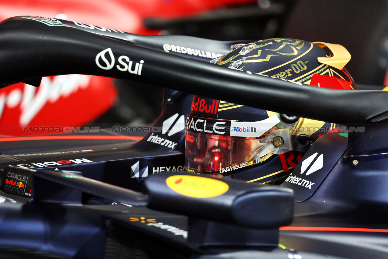 GP ABU DHABI, Max Verstappen (NLD) Red Bull Racing RB19 in qualifying parc ferme.

25.11.2023. Formula 1 World Championship, Rd 23, Abu Dhabi Grand Prix, Yas Marina Circuit, Abu Dhabi, Qualifiche Day.

- www.xpbimages.com, EMail: requests@xpbimages.com © Copyright: Batchelor / XPB Images