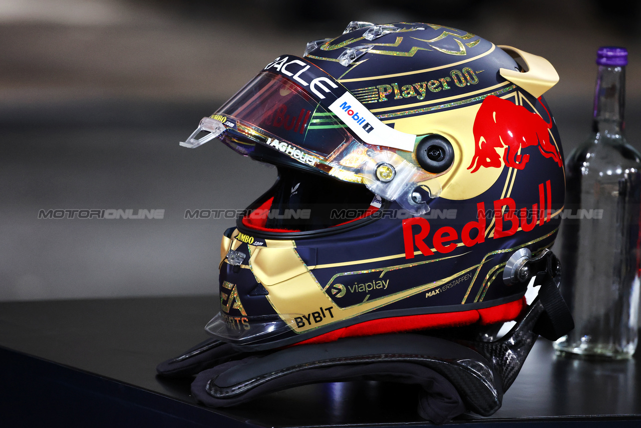 GP ABU DHABI, The helmet of Max Verstappen (NLD) Red Bull Racing in qualifying parc ferme.

25.11.2023. Formula 1 World Championship, Rd 23, Abu Dhabi Grand Prix, Yas Marina Circuit, Abu Dhabi, Qualifiche Day.

- www.xpbimages.com, EMail: requests@xpbimages.com © Copyright: Batchelor / XPB Images