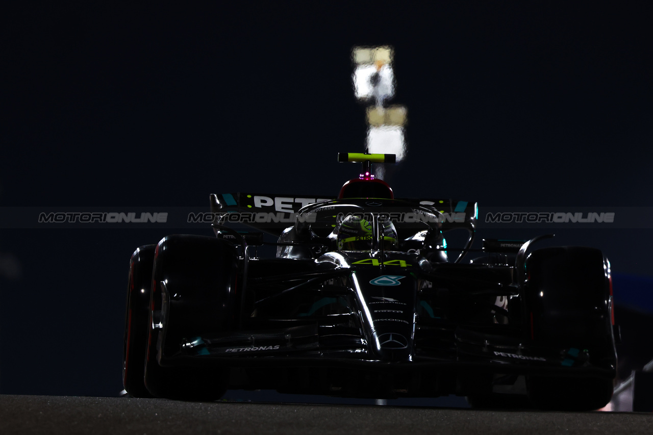 GP ABU DHABI, Lewis Hamilton (GBR) Mercedes AMG F1 W14.

25.11.2023. Formula 1 World Championship, Rd 23, Abu Dhabi Grand Prix, Yas Marina Circuit, Abu Dhabi, Qualifiche Day.

 - www.xpbimages.com, EMail: requests@xpbimages.com © Copyright: Coates / XPB Images